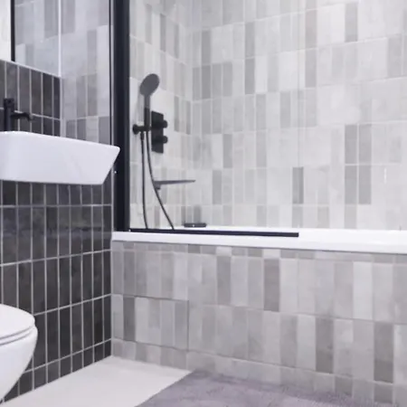 Stylish 2-bed - Rooftop Views - *