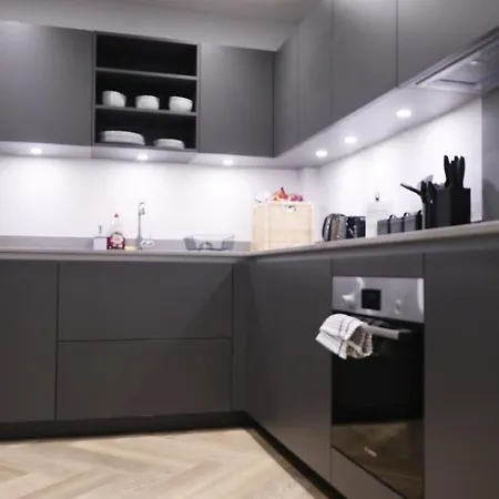 Stylish 2-bed - Rooftop Views -