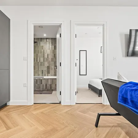 Stylish 2-bed - Rooftop Views -