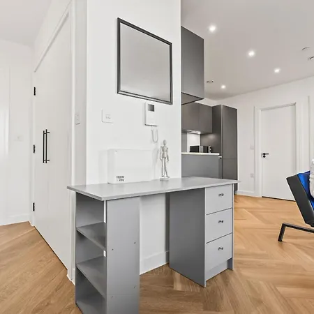 Stylish 2-bed - Rooftop Views - *