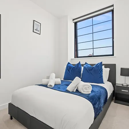 Apartment Stylish 2-bed - Rooftop Views - *